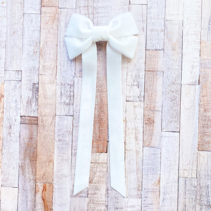 Discover the beautiful Fable Velvet Bow Barrette in Pale Ivory, perfect for flower girls and weddings, Oversize velvet hair bow, Ivory velvet hair bow, velvet hair bow uk, Ivory bow for flower girl, flower girl bow, large velvet bow uk, ivory velvet bow,barrette, hair bow for flower girl, flower girl hair accessories
