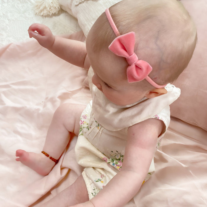 pink velvet baby bow headband, baby bow in pink velvet, rose pink velvet baby bow, baby bow headband uk, pink velvet bow for baby girl, baby girl headband in pink , baby wearing pink bow headband