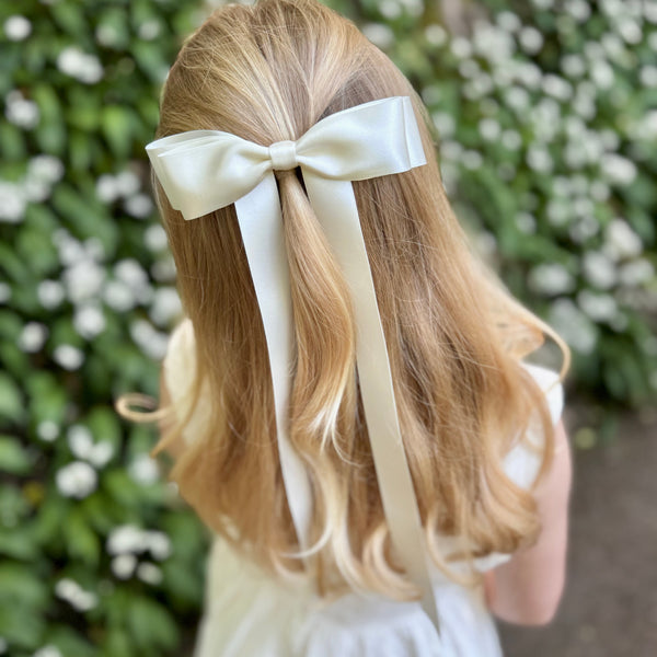 Childrens Ivory Satin hair bow, flower girl hair bow, ivory hair bow for child, Bridesmaid hair bow ivory, childs Hair Bow ivory, Ivory Satin Hair Bow 