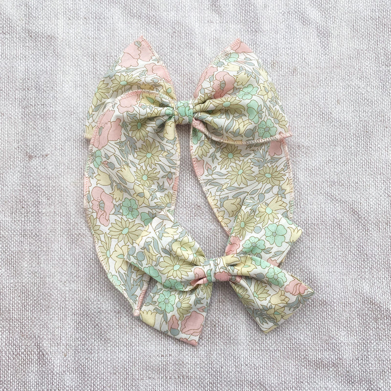 Prairie Bow Classic/ Liberty Poppies & Daisies